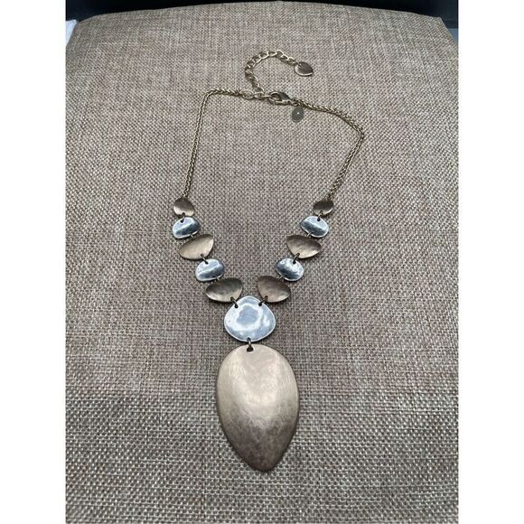 CHICO'S Link Pendant Necklace Two Tone Textured Hammered Links Leaf Petal 16” - Picture 4 of 9